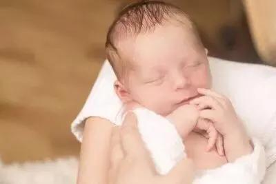 涨奶后宝宝一吸就疼怎么办,涨奶涨得又硬又痛可以给宝宝喝吗