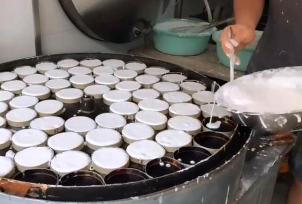 湖北荆州夫妻,在昆山做小本生意,米饼2元一对,生意火爆