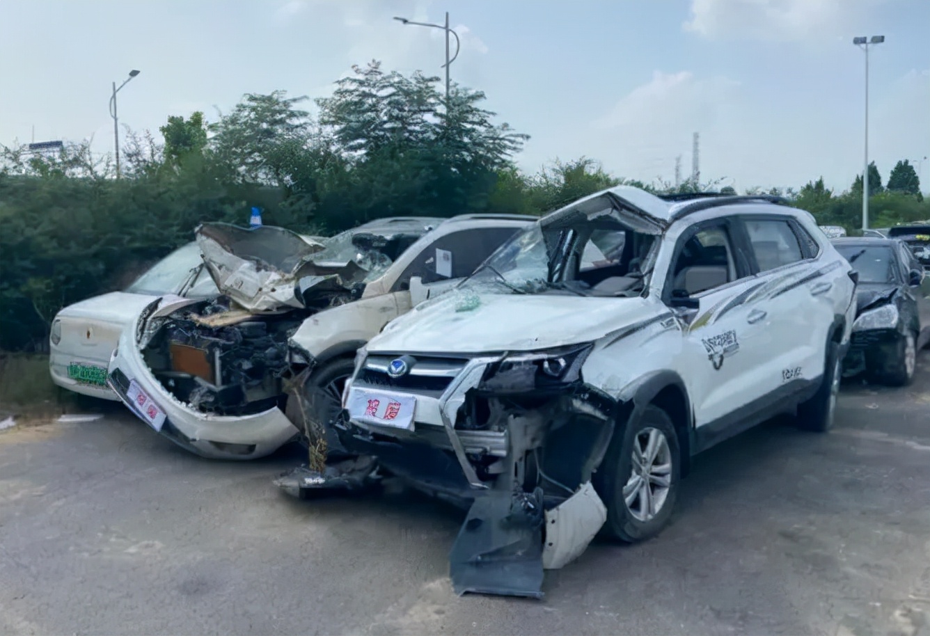 郑州暴雨市民车全部被淹崩溃大哭,郑州暴雨车子被淹