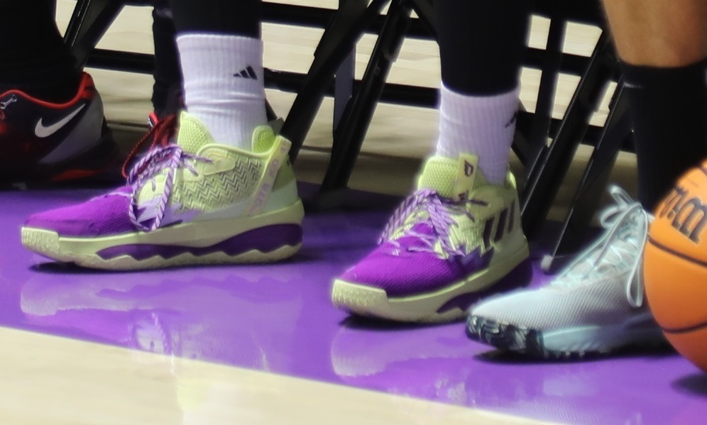 利拉德8新配色发布,利拉德8代适合扁平足吗