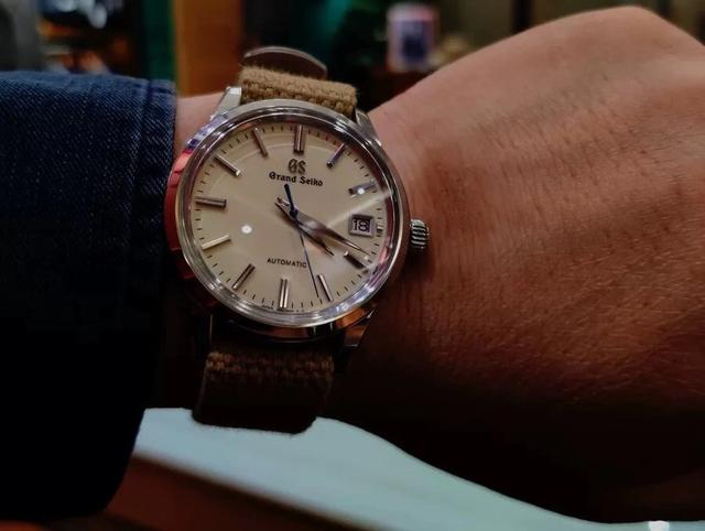 冠蓝狮欧米茄哪个档次高,冠蓝狮与欧米茄差距