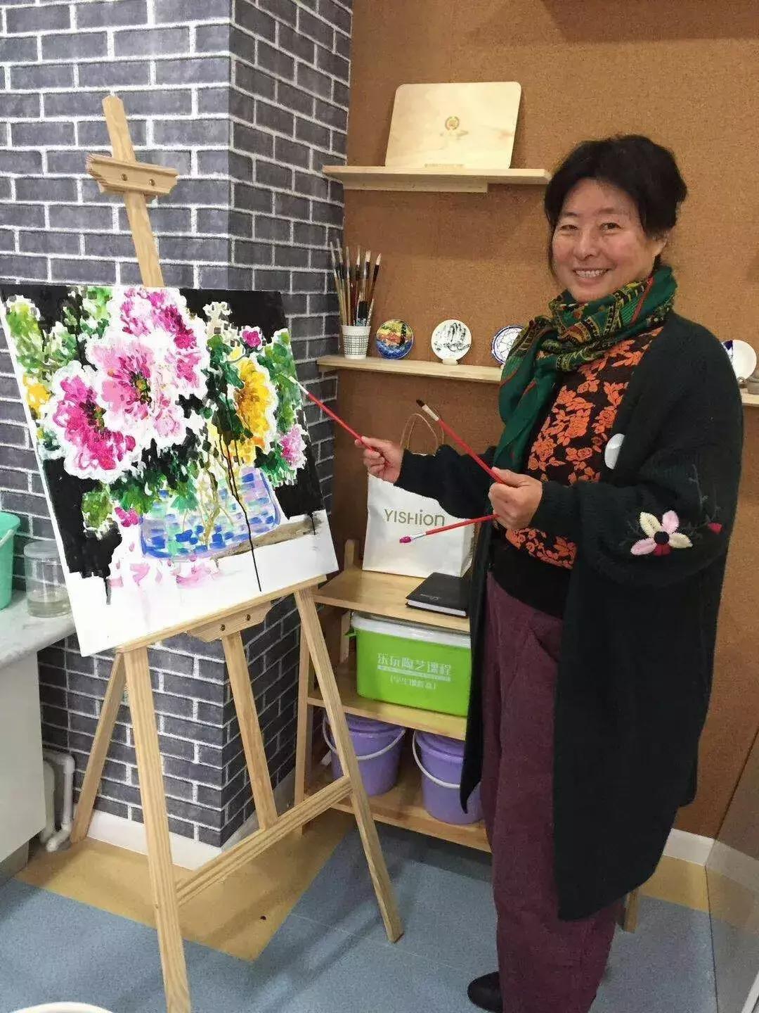 “西北奇葩”阳朵姥姥用报纸、碎布、树叶作画,惊艳!