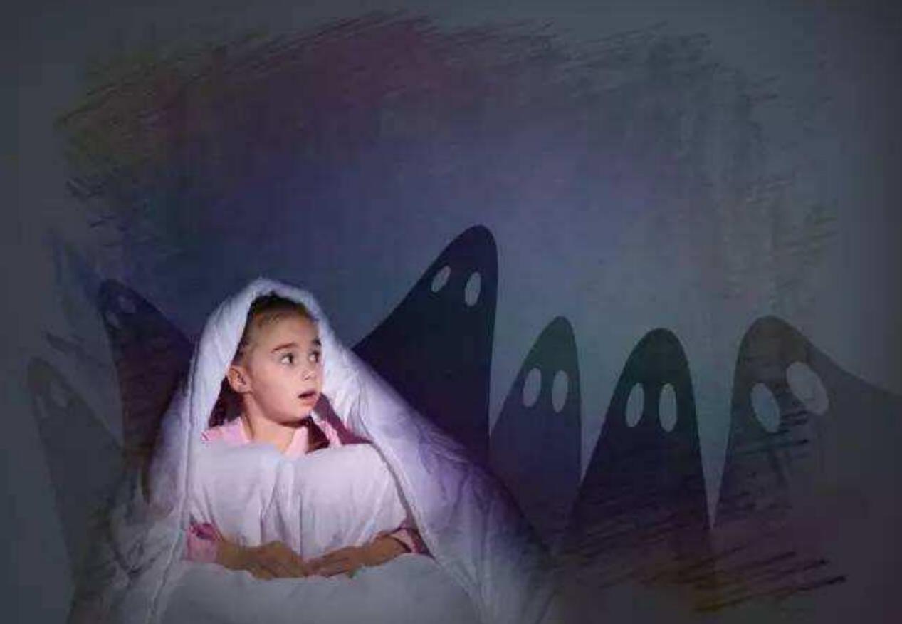 女儿告诉爸爸自己看到鬼,女儿放学突然看见打工的爸爸