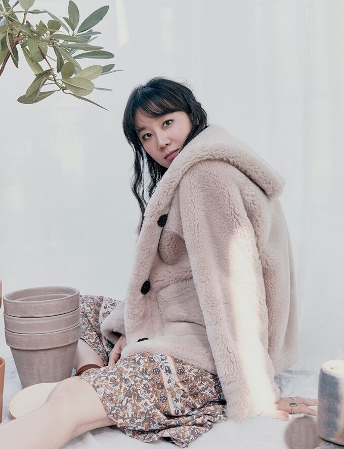 林允儿穿搭冬季,林允儿大冬天穿棉服配短裙来秀腿