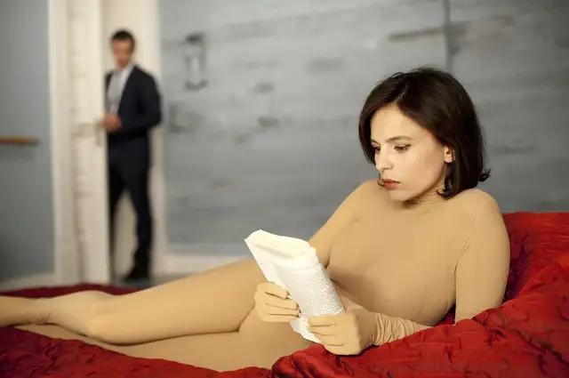 一部重口味悬疑电影，为帮女儿*仇报**，医生把凶手变性成自己媳妇