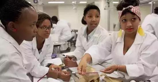 戴15元手表,租一居室,秘密捐出560亿,他真正活出了上帝模样!