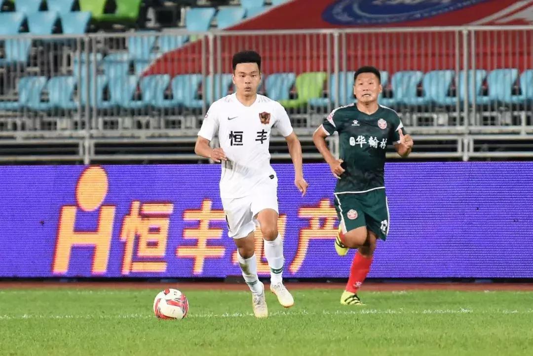 贵州恒丰莫塔角球破门,大连一方2:1贵州恒丰