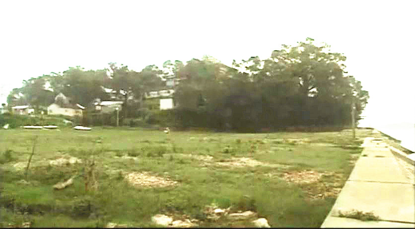 小水塘下藏着巨大山洞,水塘抽干水后专家竟然发现宫殿