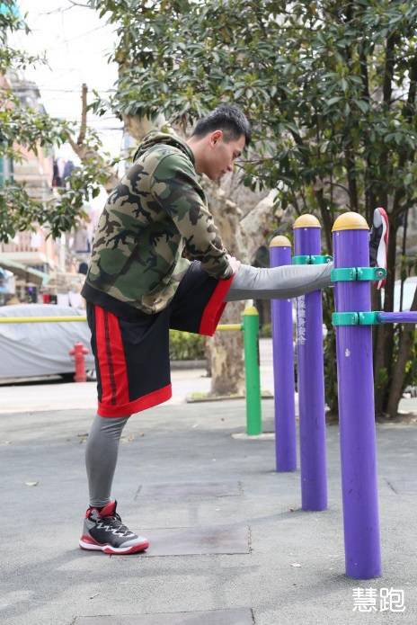 小臂拉伸细节,跳绳热身拉伸动作细节