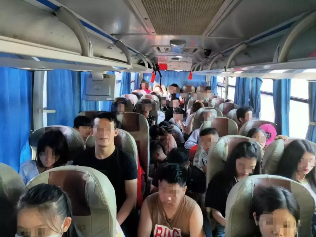 过分！“大胃王”客车跑高速被查，司机的解释“亮了”……