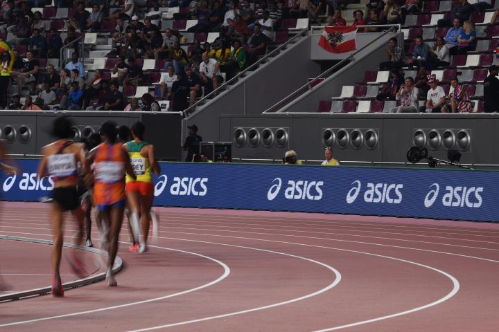 田径场跑步顺时针还是逆时针,田径场跑圈为何逆时针