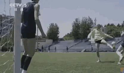 女排姑娘＂转战＂足球场，满屏大长腿疯狂抢镜
