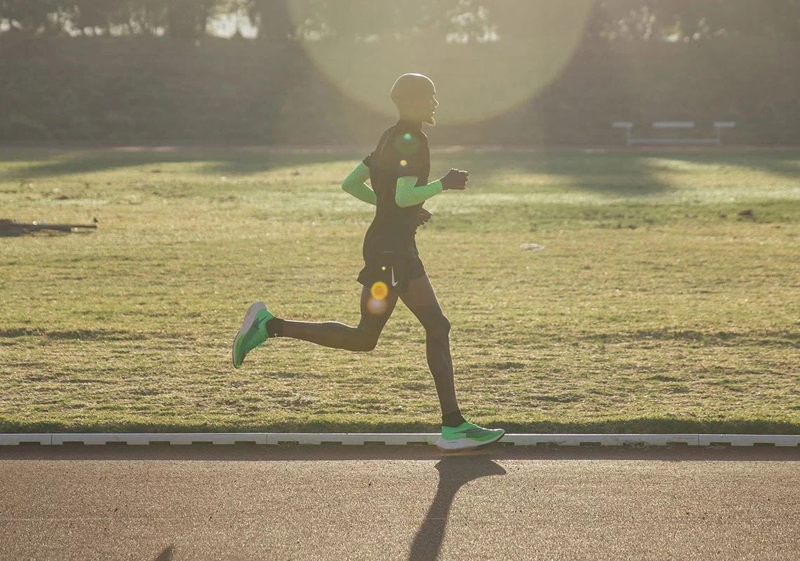 耐克男士超跑跑鞋,nike全新款2000块钱