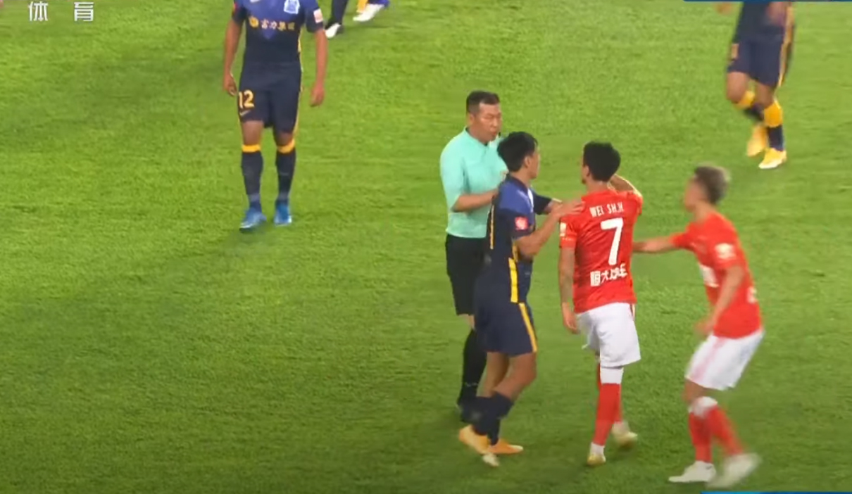 韦世豪挑衅李铁,中国足协对韦世豪的处罚