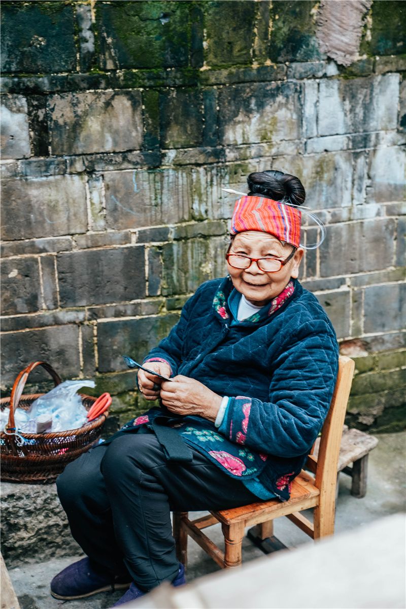 贵州旅游被带去银饰非遗传承馆,贵州千户苗寨银饰一条街
