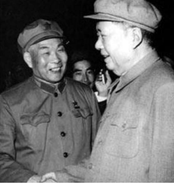 毛主席去青岛视察，顺便去肖劲光家做客：让你夫人做个苦瓜炒鸭子