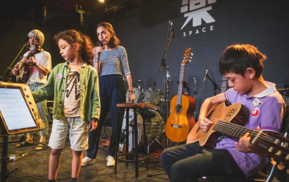 这个曾拯救了刘烨的女人上热搜了，结婚12年甜蜜如初，一双儿女人见人爱