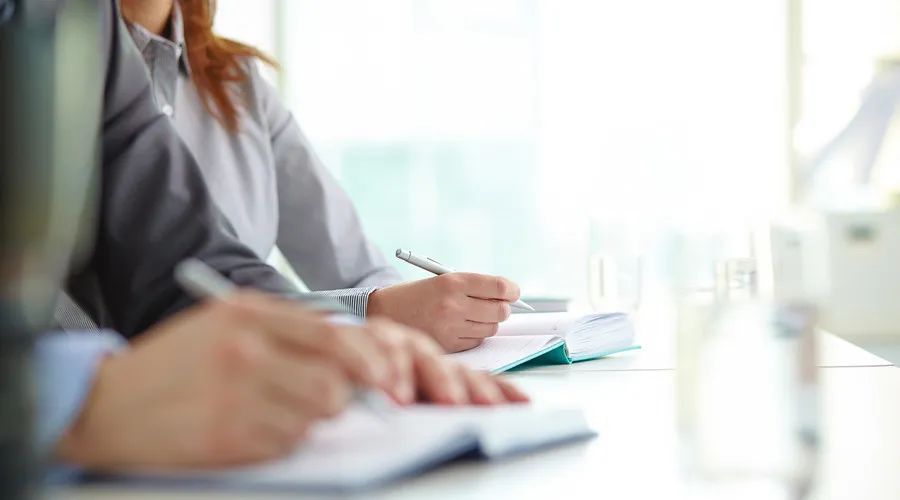 上班打伞,上班刮风撑伞