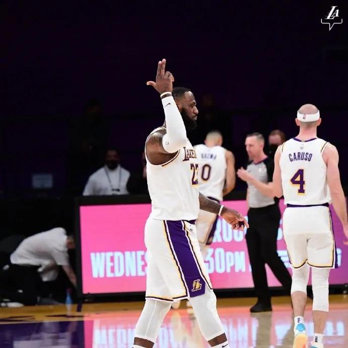 詹皇39分骑士遭47秒逆转,库里谈詹姆斯56分战胜勇士