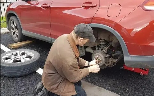 新手开车刹车有顿挫感是什么原因,刹车松开时会有异响是什么原因