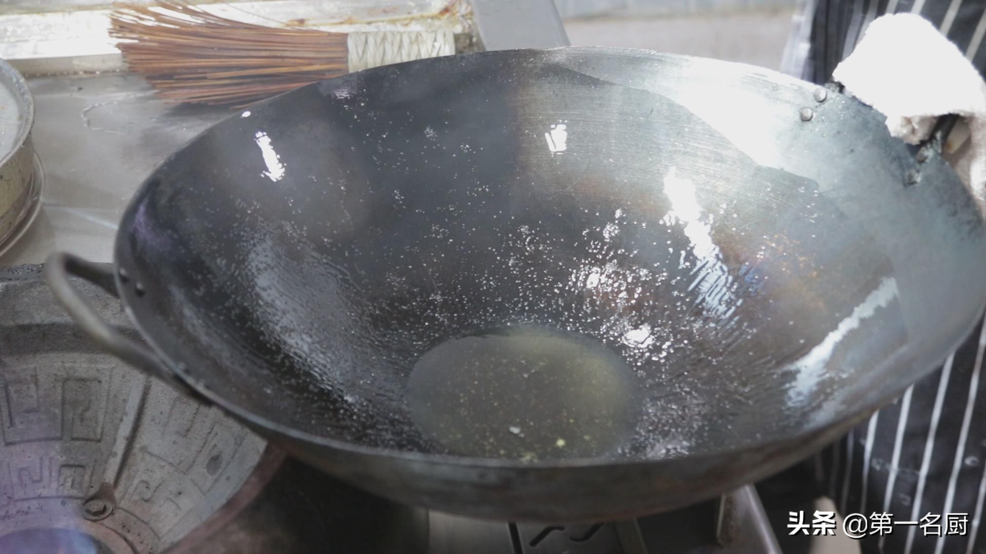 鲤鱼好吃有诀窍，做出来肉质嫩滑，汤鲜味美，一顿多吃两碗饭