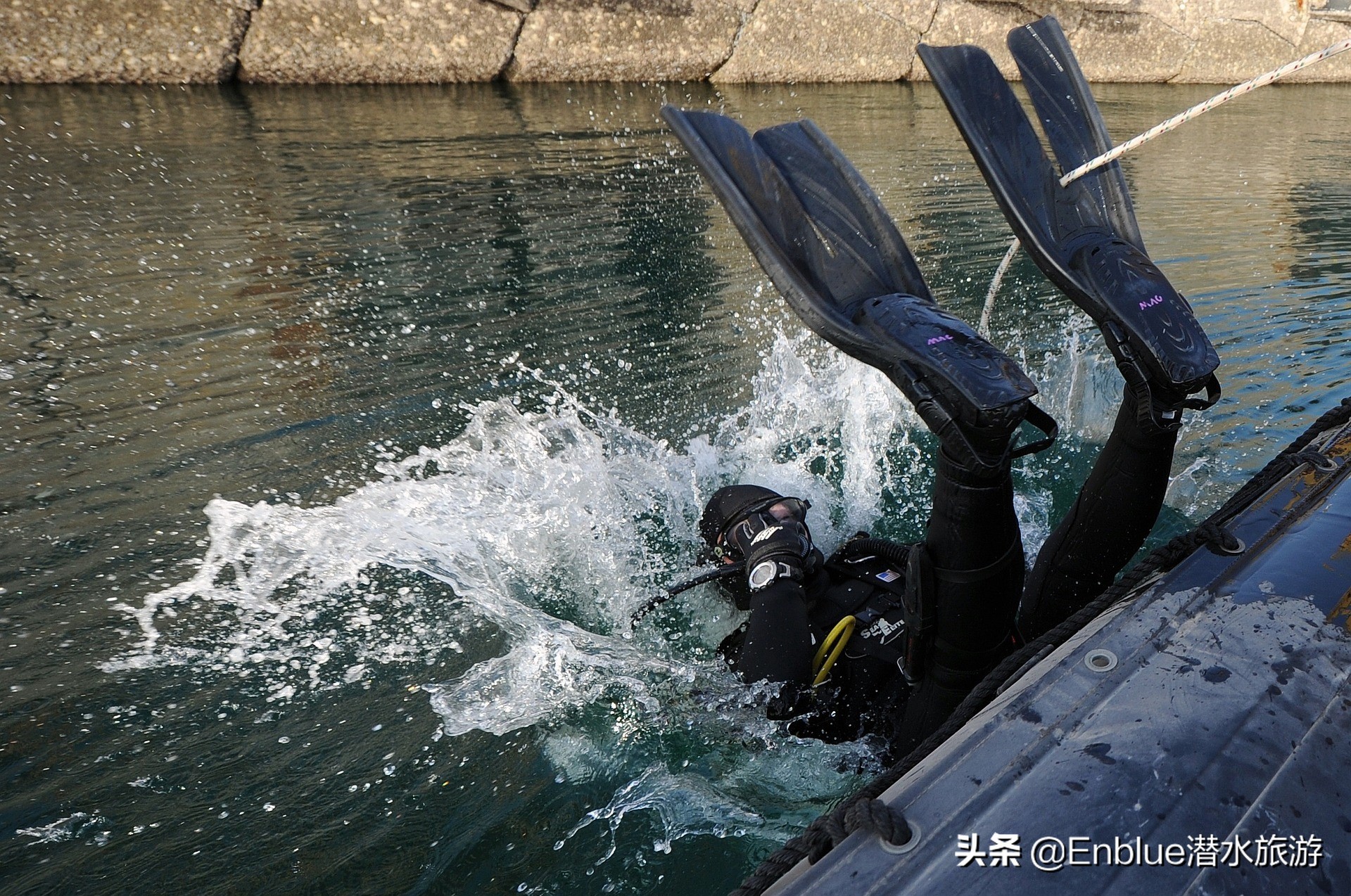 水肺潜水新手教程,水肺潜水鸭式入水视频