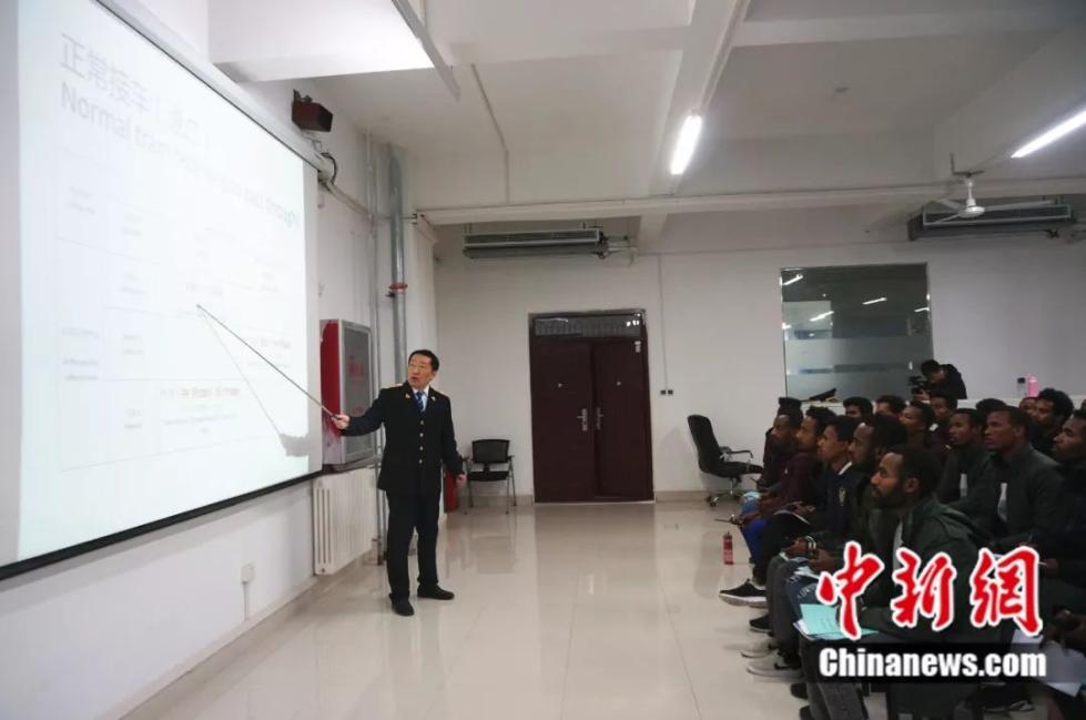 这群非洲小伙分别叫刘备张飞周瑜诸葛亮,哈哈哈哈