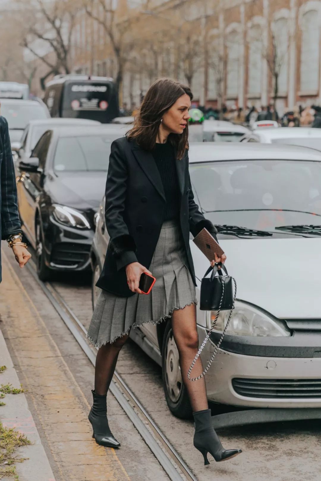 搭靴子穿的裙子秋冬款,裙子靴子秋冬搭配图