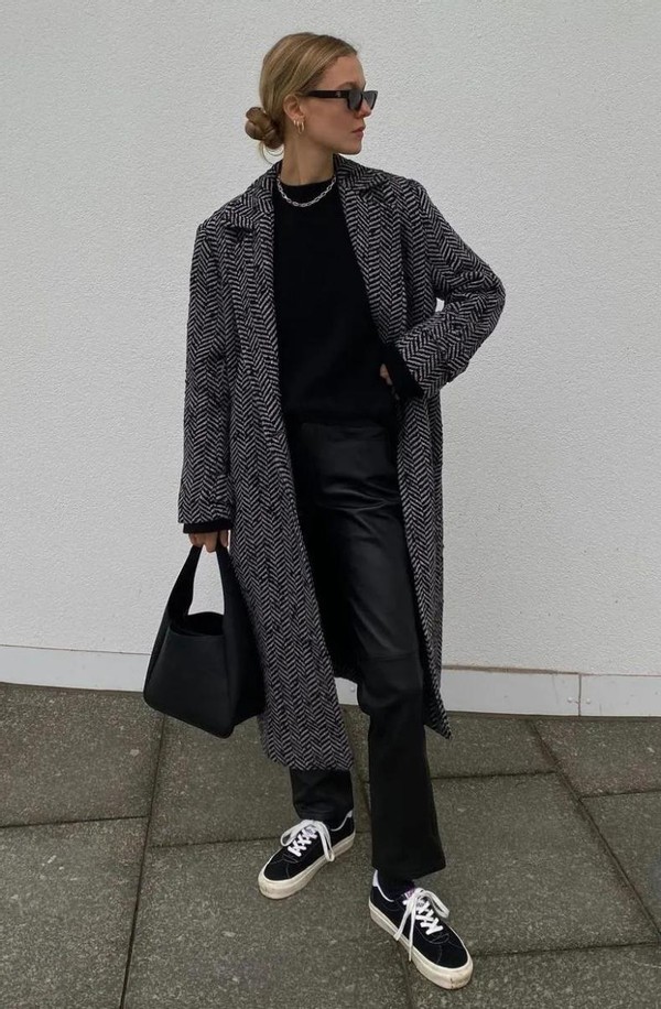聪明女人穿大衣搭五种裤子有气质,见过世面的女人穿衣搭配