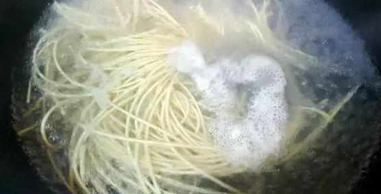 好吃的热干面的做法视频,教你正宗武汉热干面做法