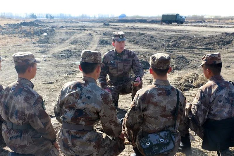 少尉服役8年是什么军衔,少尉新疆军区三等功