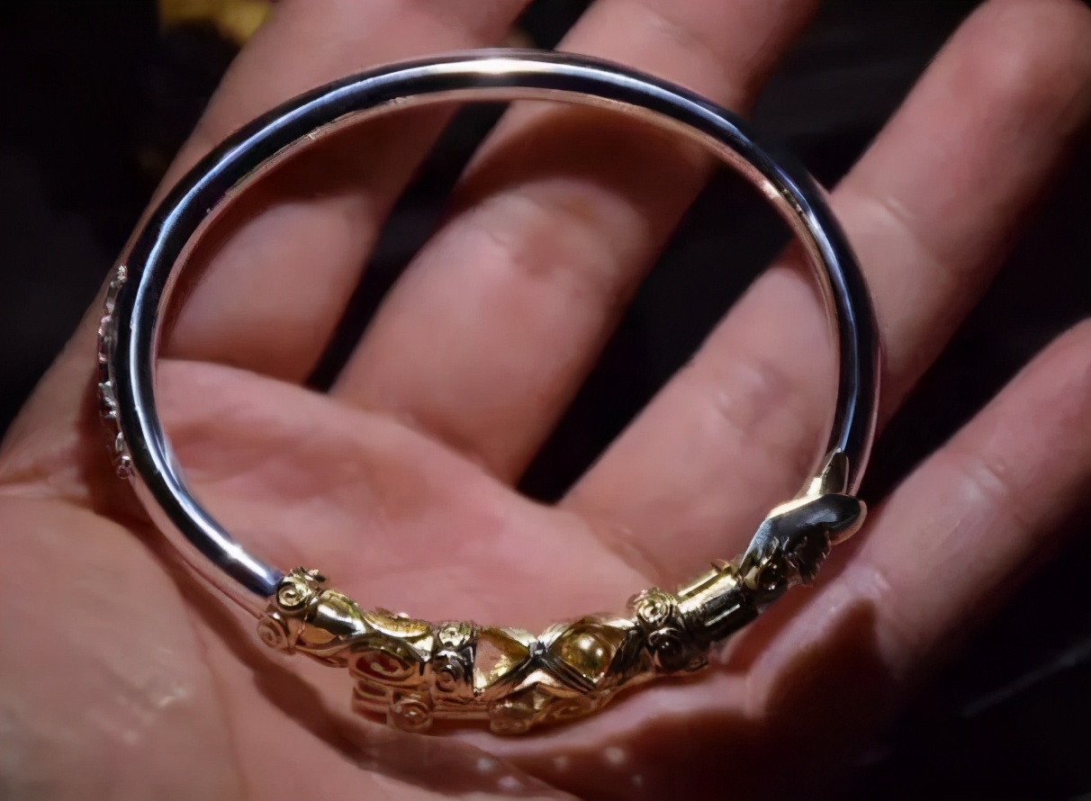 儿童银镯高温变黑怎么回事,小孩子戴的银手镯发烫是什么原因