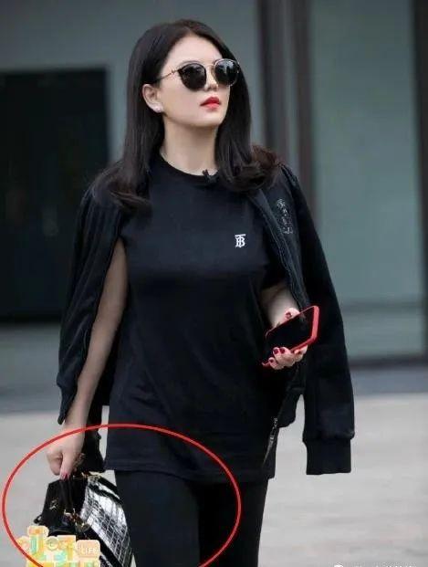 李湘的行头,李湘高调现身气场十足