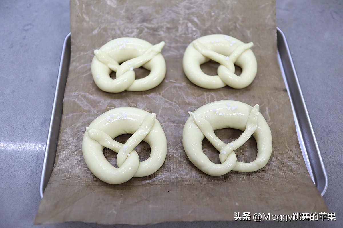 77岁老妈最爱吃的面包，口感扎实，造型美观，德国人喝啤酒必备