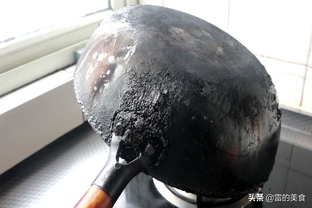 炒菜锅用久了又脏又粘锅，教你最简单的处理方法，旧锅变新锅