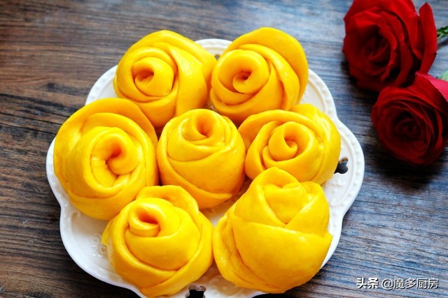 手把手教你做玫瑰花馒头，南瓜泥揉面，色泽金黄口感香软，好吃