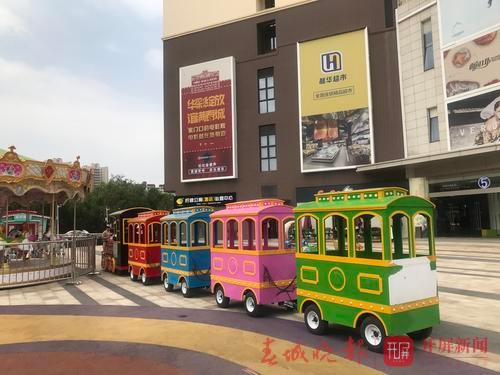 昆明商场人堆里穿梭的小火车!你有证吗?司机培训过吗?出事谁负责?