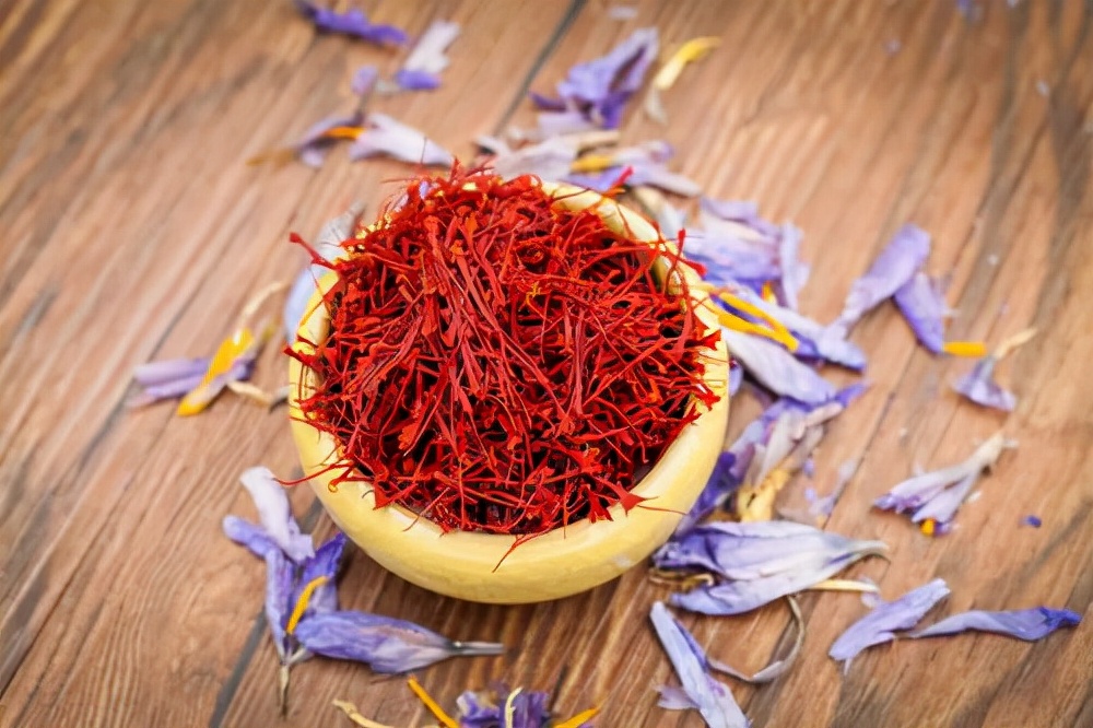 20岁开始喝藏红花身体有什么变化 (38岁山东女子每天喝藏红花泡水)