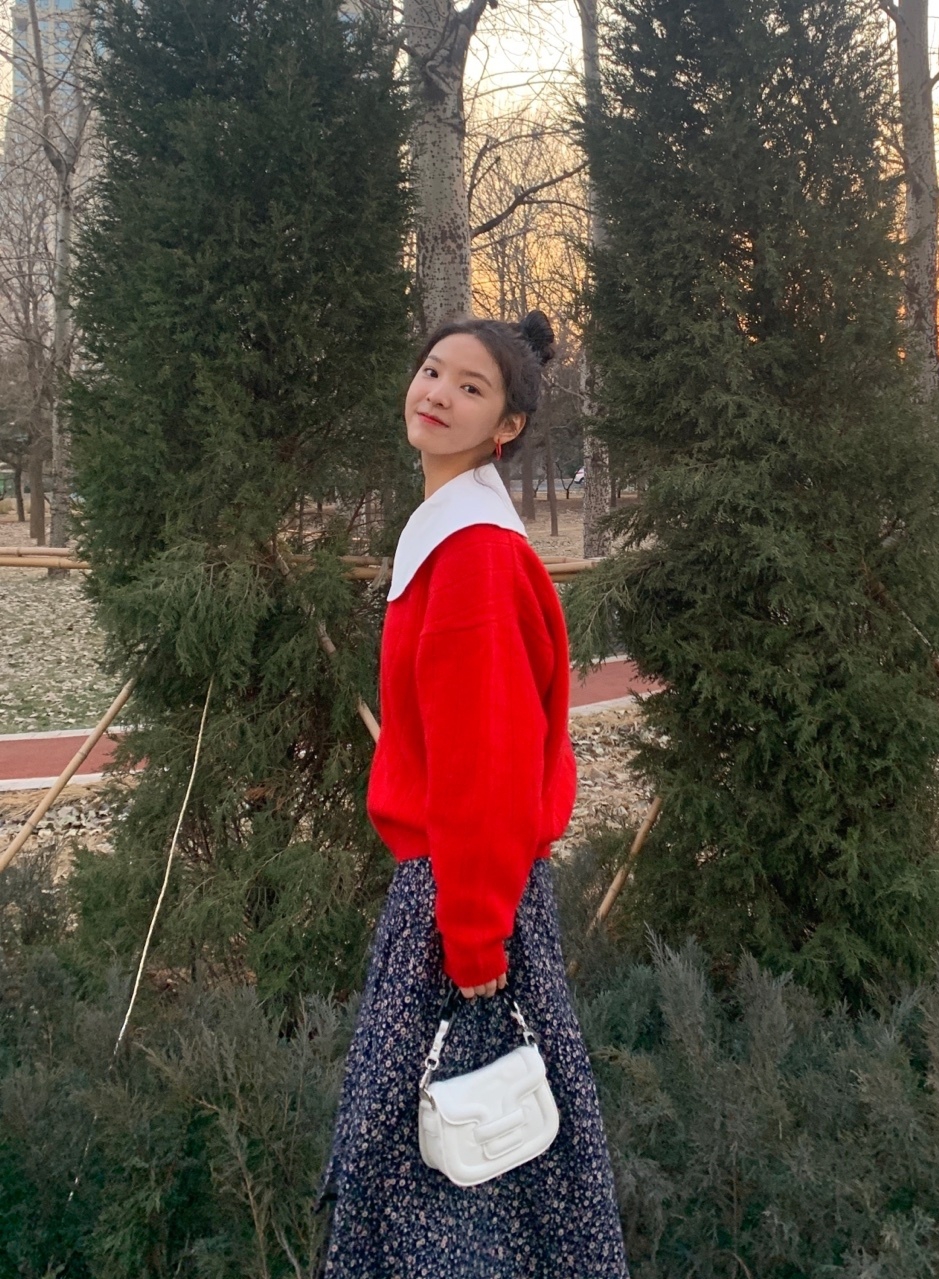 章若楠穿黑色马甲照片,章若楠穿搭生活照