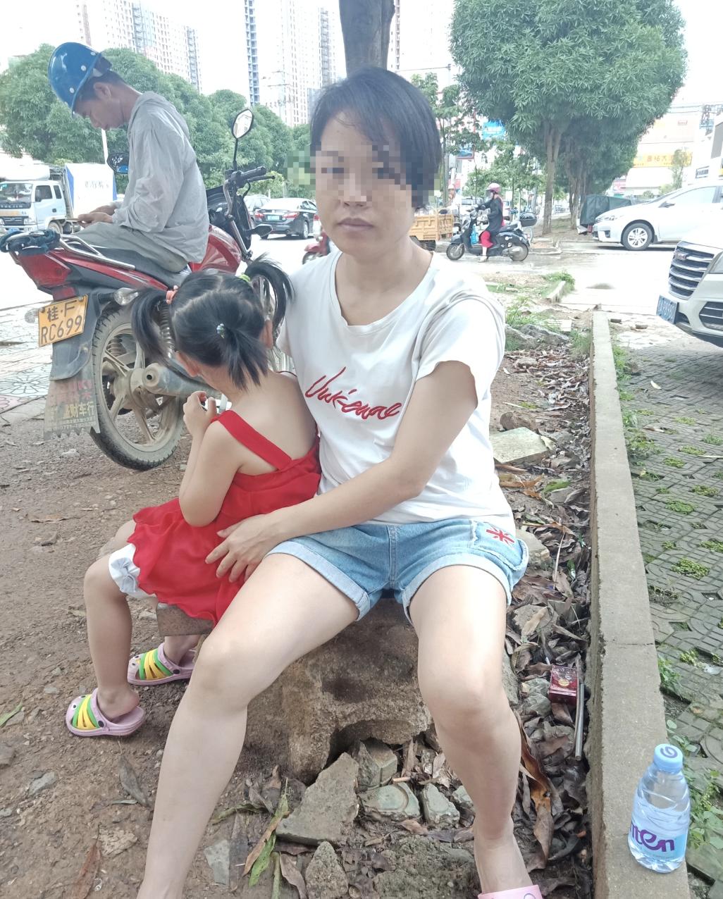 1岁零8个月女童之死：母亲怀孕4月父亲出轨，与父亲及情人在一起时“出事”，新鉴定“符合虐待和*力暴**所致”