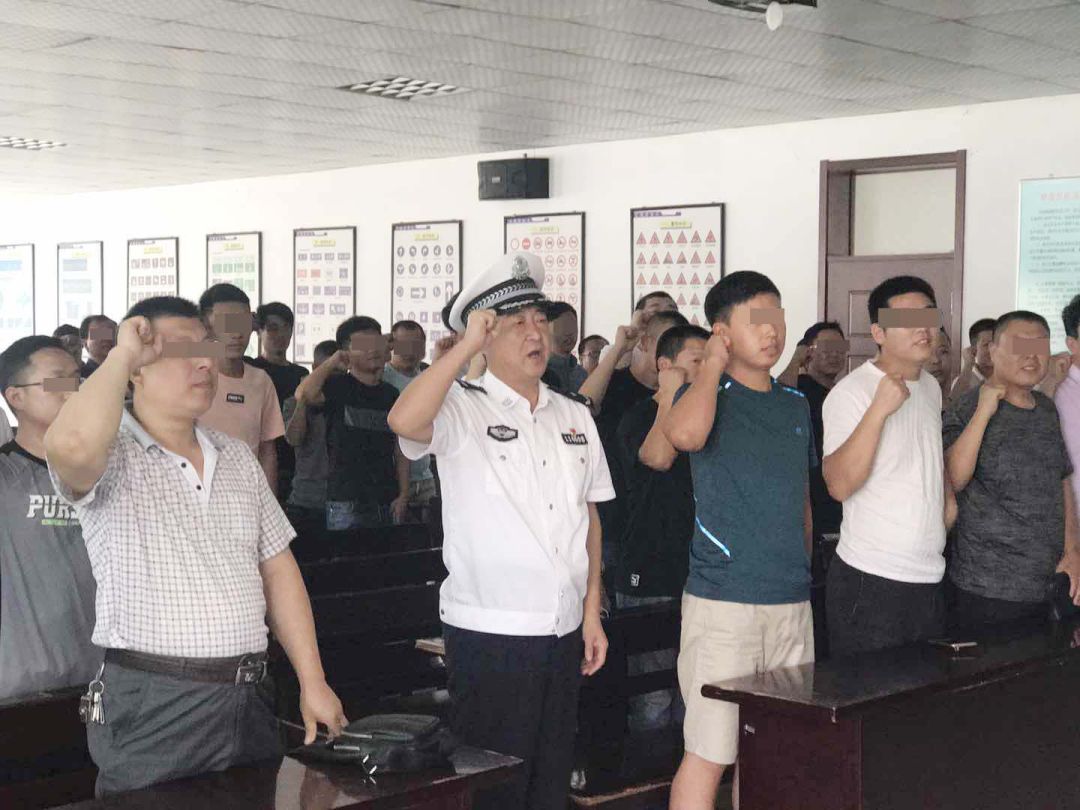 八一建军节向警营中的转业军人致敬