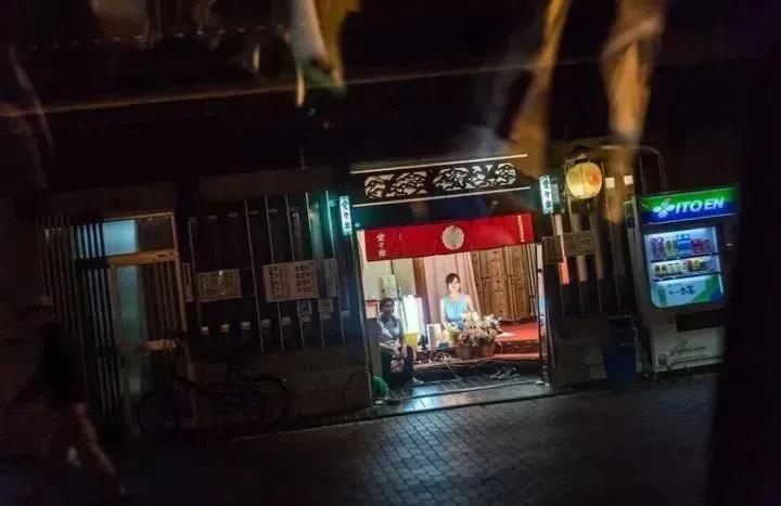 *拍偷**的照片带你看看日本*灯区红**