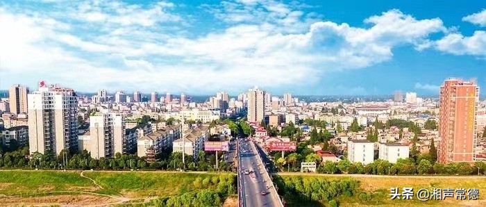 书写春联迎新春笔墨浓情送祝福,书写新篇章春联