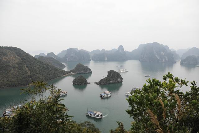 这里虽然风景如画人们生活的却很凄惨没日没夜的追着大船讨生活