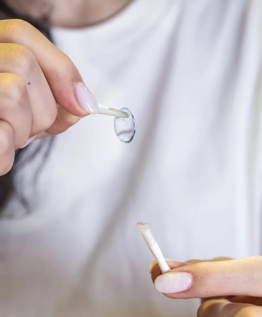 爱尔康水梯度好戴吗,爱尔康水梯度是硅水凝胶吗