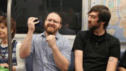 脱下手套直哆嗦,戴上手套无法触屏,这个冬天真的不能玩手机吗?