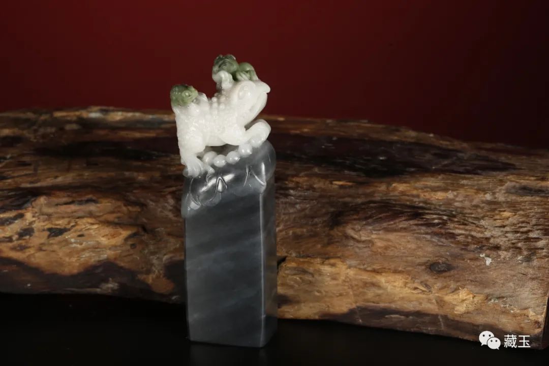 新疆和田玉籽料三色玉龙题材吊坠,和田玉籽料三色青花籽料多少钱