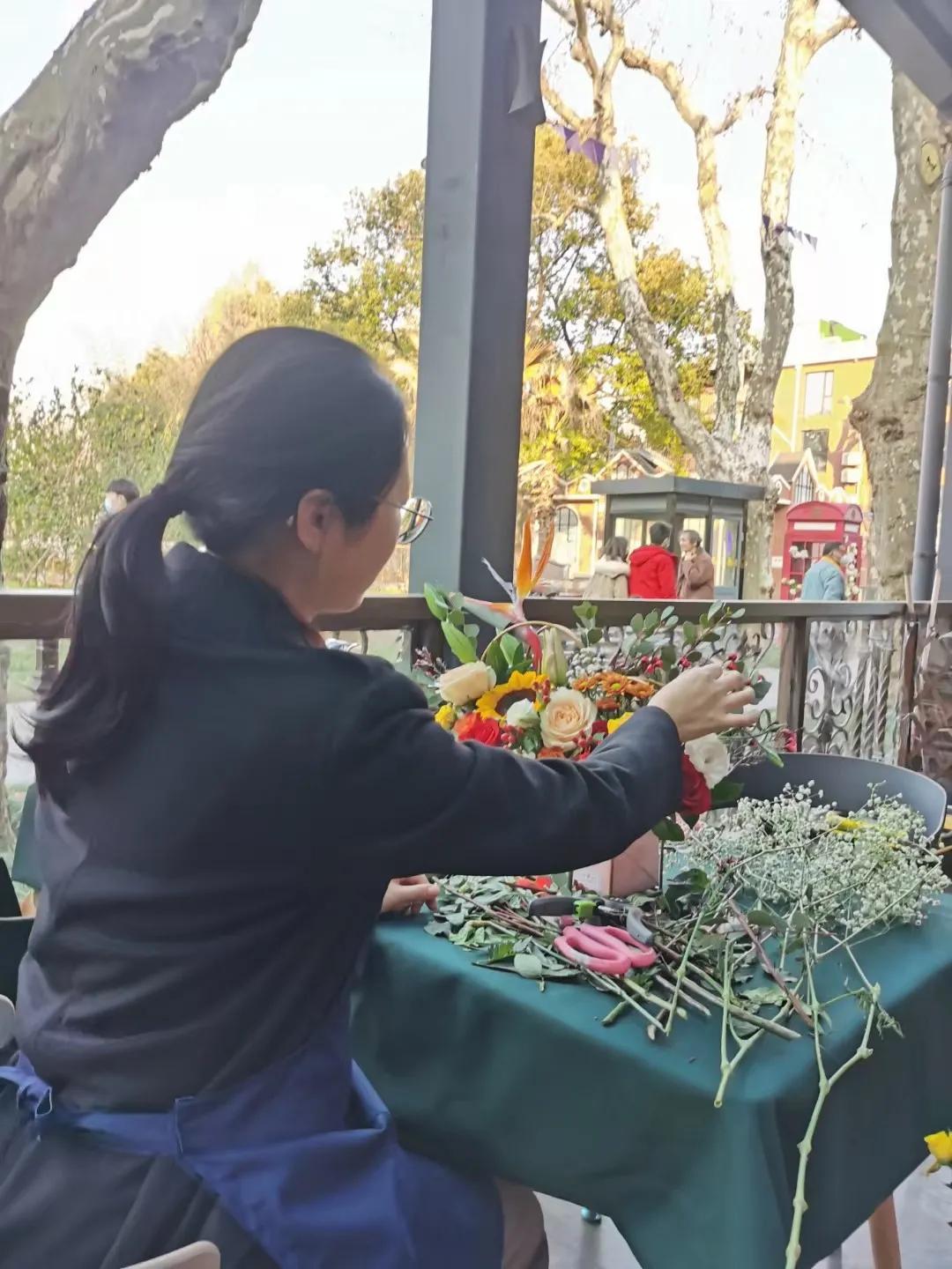 从10平方米的楼梯间花店，到130平方米的花园花店，为何她俩做得这么火？