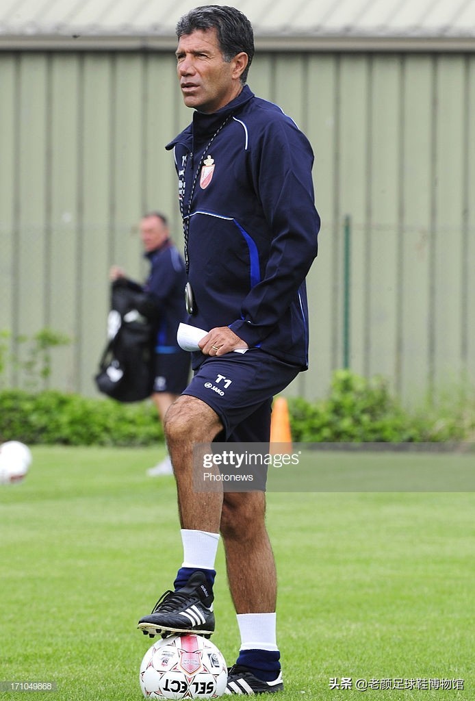 第一个穿白球鞋的球星,马拉多纳南非世界杯场边秀脚法