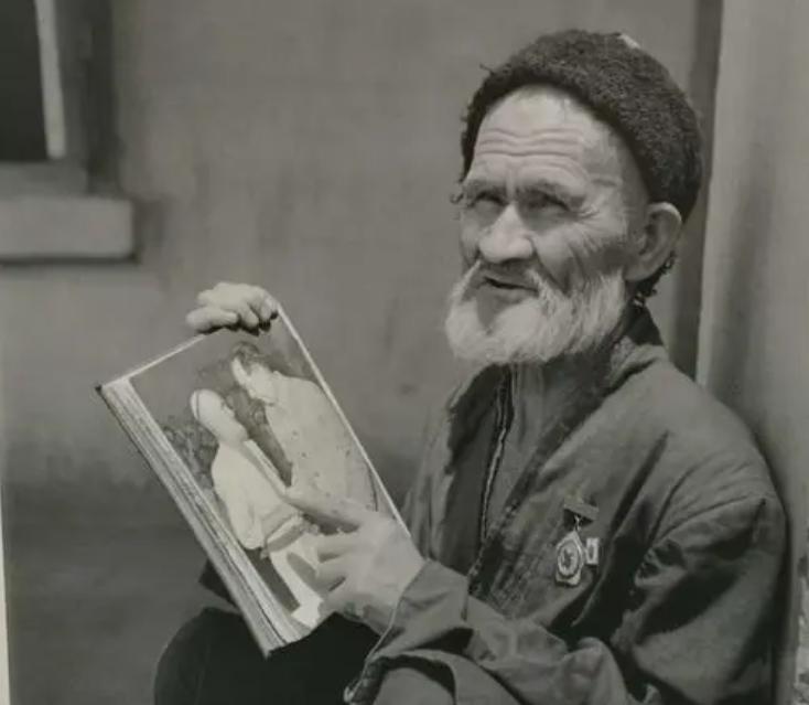 骑毛驴去看毛主席的库尔班,临终:后代参军报国,重孙女完成遗愿